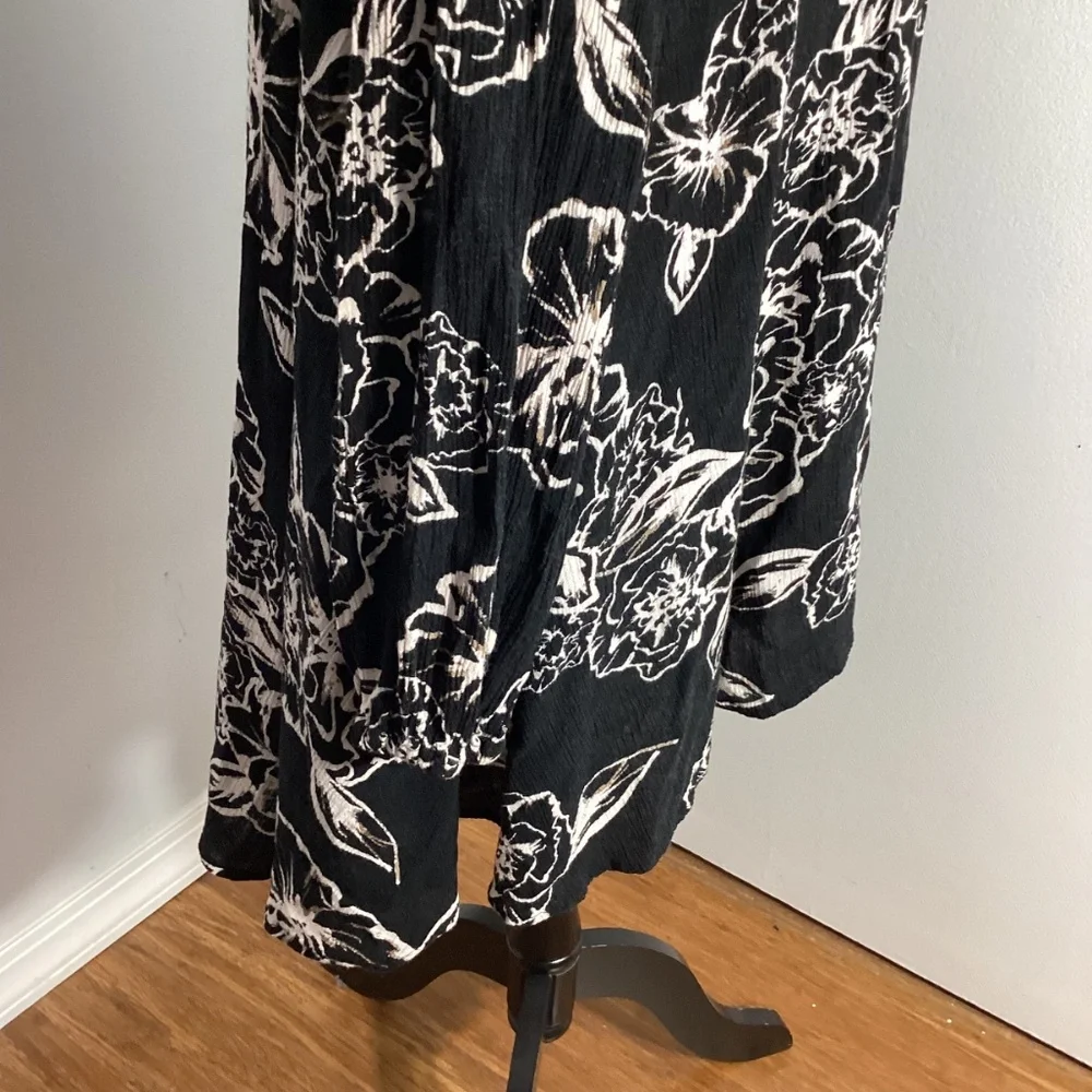 Free People Size Small  Black & White Floral Long Sleeve Tunic Top